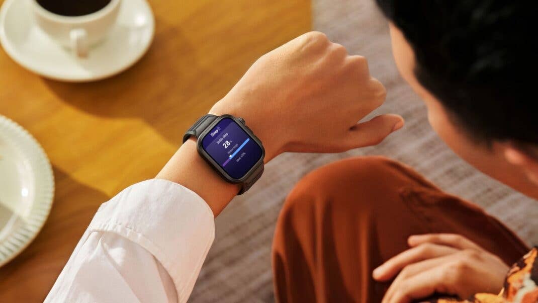 Eine Frau hat eine Smartwatch am Handgelenk