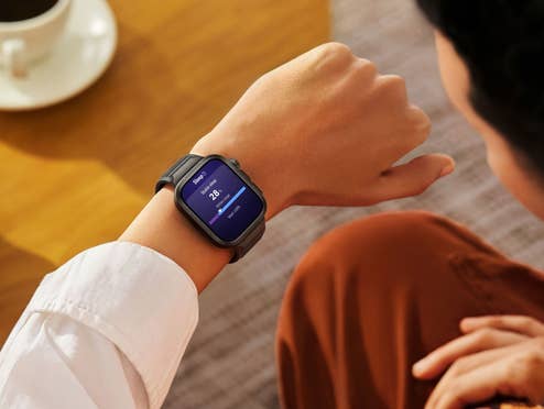 Huawei Watch Fit 5 Pro im Detail-Check Eine Frau hat eine Smartwatch am Handgelenk