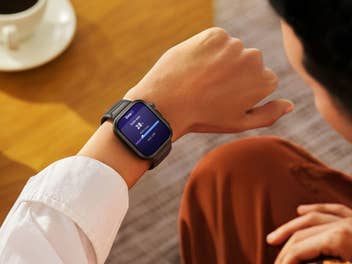 Eine Frau hat eine Smartwatch am Handgelenk