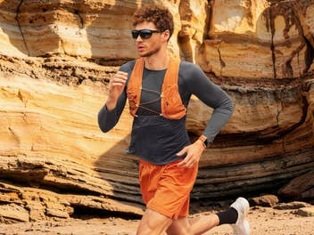 Ein Mann joggt mit einer Smartwatch am Handgelenk