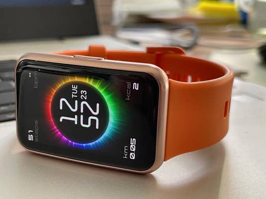 Huawei Watch Fit auf Notebook liegend