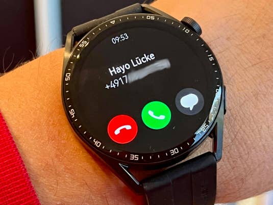 Huawei Watch GT 3 signalisiert einen eingehenden Anruf.