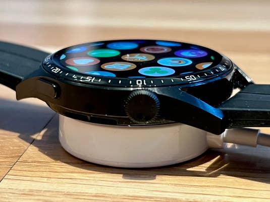 Huawei Watch GT 3 liegt auf dem Ladegerät