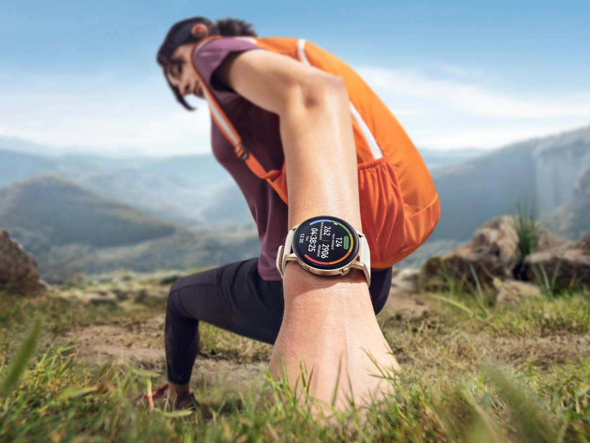 Huawei Watch GT 3 am Handgelenk einer Wanderin