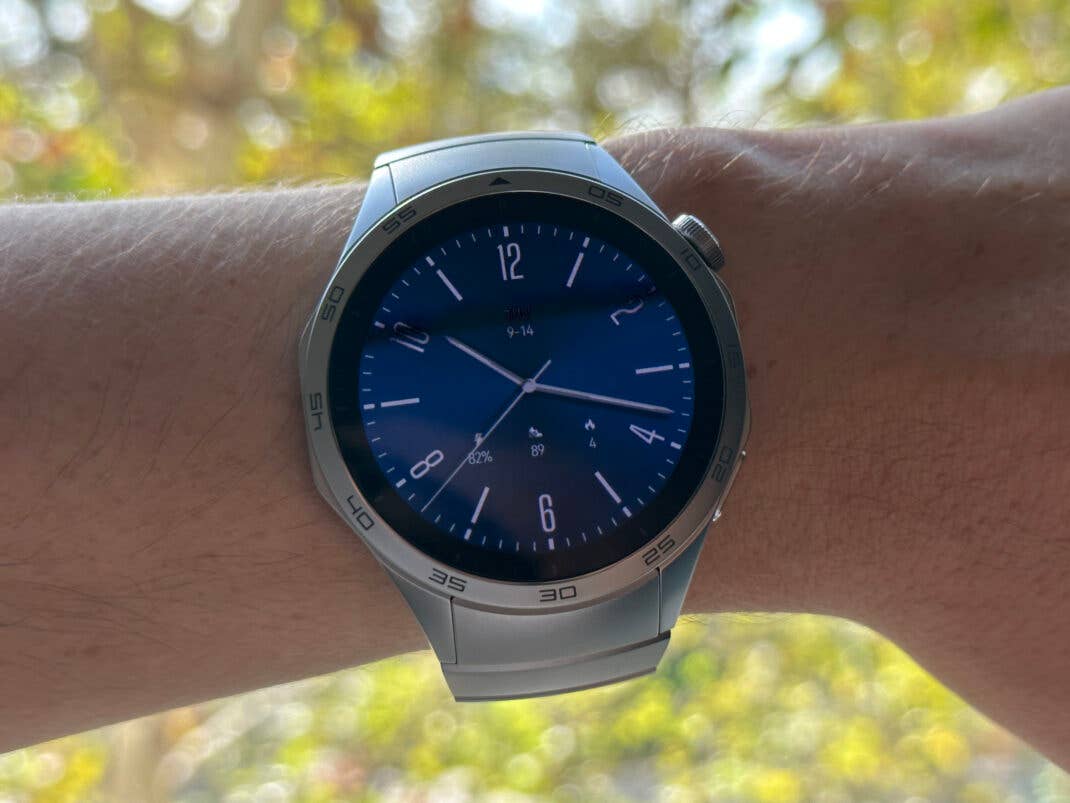 Auch bei Sonnenlicht gut ablesbar: Das Display der Huawei Watch GT 4