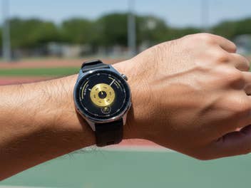Huawei Watch GT 6 an einem handgelenk. Im Hintergrund ist ein Sportplatz erkennbar.