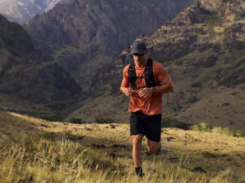 Mann läuft auf einem Feld