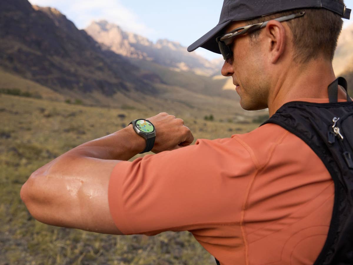 Mann schaut auf die Huawei Watch GT 6 Pro