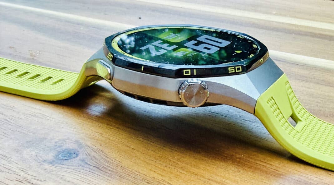 Huawei Watch GT 7 Pro in der Seitenansicht.