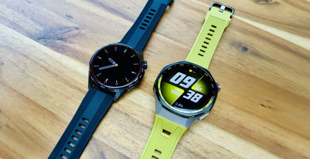 Huawei Watch GT 7 Pro mit der Huawei Watch GT 7 auf einem Holztisch.