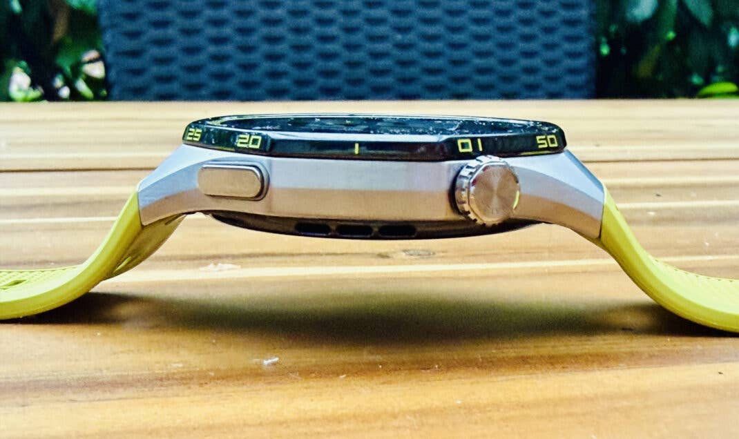 Huawei Watch GT 7 Pro in der Seitenansicht.