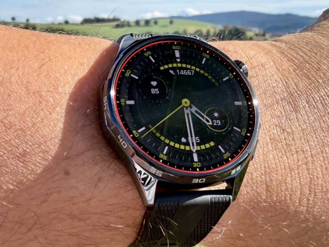 Huawei Watch GT 7 im direkten Sonnenlicht.