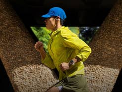 Mann joggt mit der Huawei Watch GT Runner 2 am Handgelenk