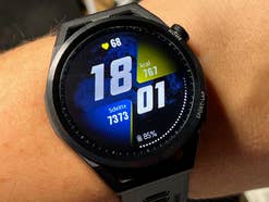 Vorderseite der Huawei Watch GT Runner mit eingeschaltetem Display.