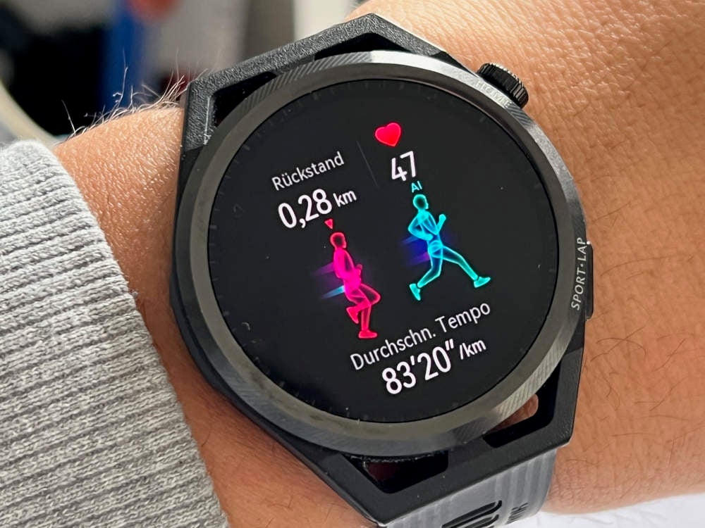 Ein virtueller Coach zeigt auf der Huawei Watch GT Runner den Rückstand auf die eigene Bestzeit an.