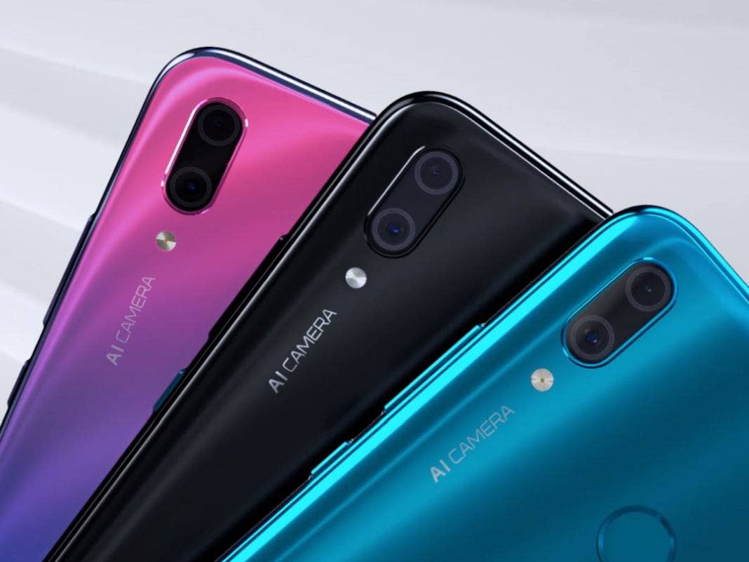 Ein Handyfächer mit drei verschiedenen Farben des Huawei Y9 (2019)