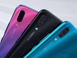 Ein Handyfächer mit drei verschiedenen Farben des Huawei Y9 (2019)