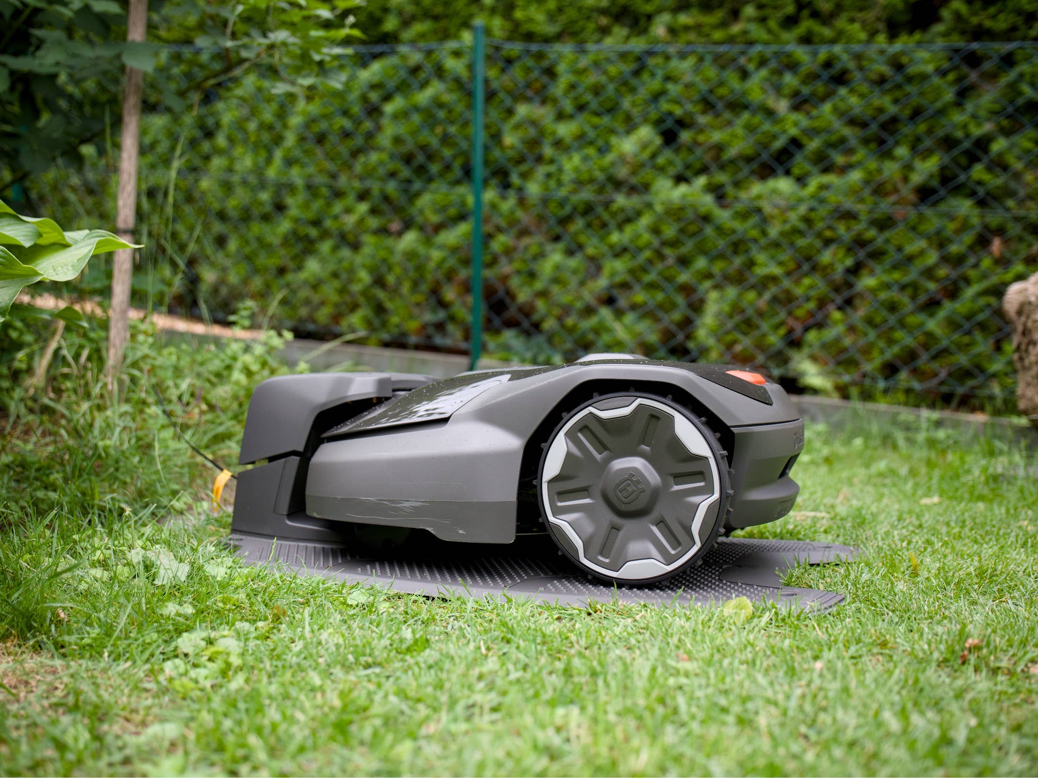 Husqvarna Automower 308V in der Station