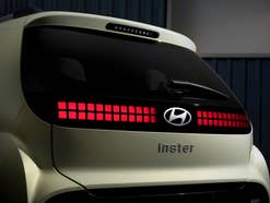 Hyundai Inster: Kleinwagen als E-Auto wird günstiger als gedacht Hyundai Inster in der Heckansicht.