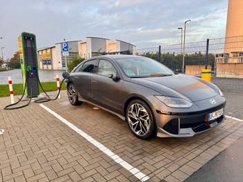 Hyundai IONIQ 6 steht im Test von inside digital an einer Ladesäule in Münster.