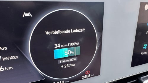 Ladeanzeige im Hyundai IONIQ 5 (2023).