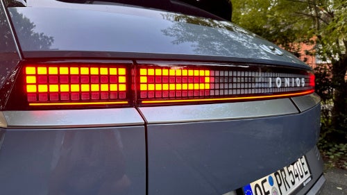 LED-Rücklichter am Hyundai IONIQ 5 (2023) im Pixel-Design.