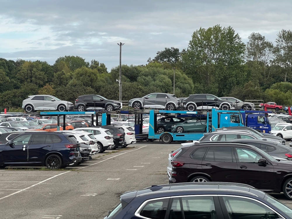 Mehrere Hyundai IONIQ 5 sind am Autoterminal Bremerhaven bereit für den Weitertransport.