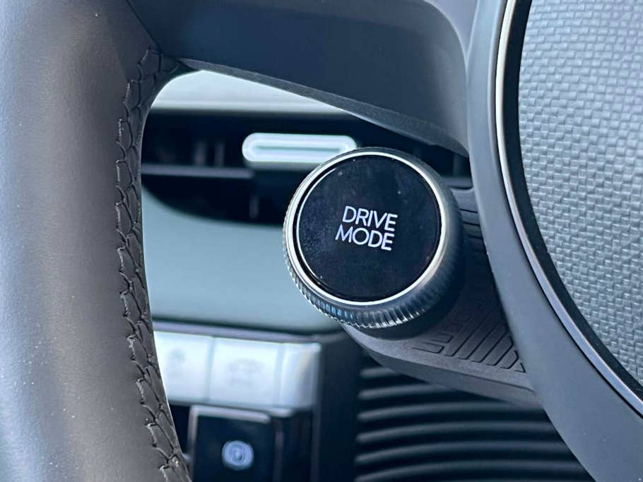 Knopf zum Einstellen der Drive Modes im Hyundai IONIQ 5.