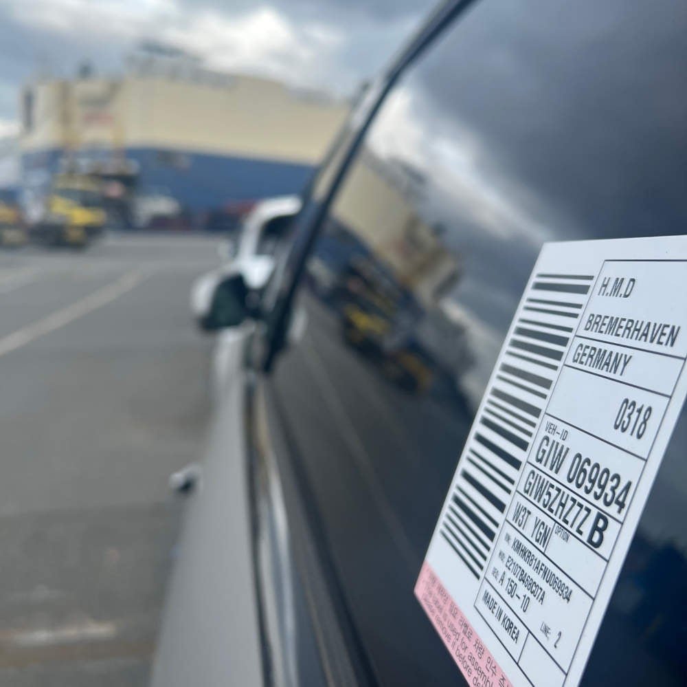 Hyundai IONIQ 5 steht in Hafen von Bremerhaven.