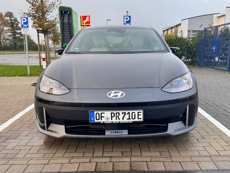 Frontansicht des Hyundai IONIQ 6.