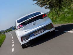 Rückseite des Hyundai Ioniq EV während der Fahrt auf der Straße.