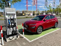 Hyundai Kona Elektro Test Hyundai Kona Elektro steht an einer Ladesäule in Mainz.