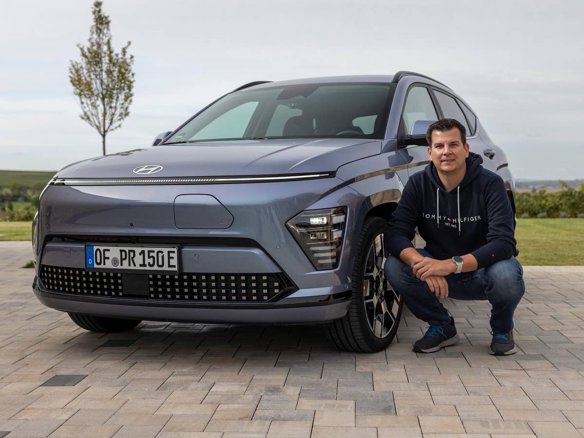 Hayo Lücke von inside digital neben dem Hyundai Kona Elektro (2023).