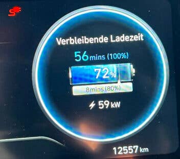 Info zur Ladeleistung des Hyundai Kona Elektro im Cockpit.