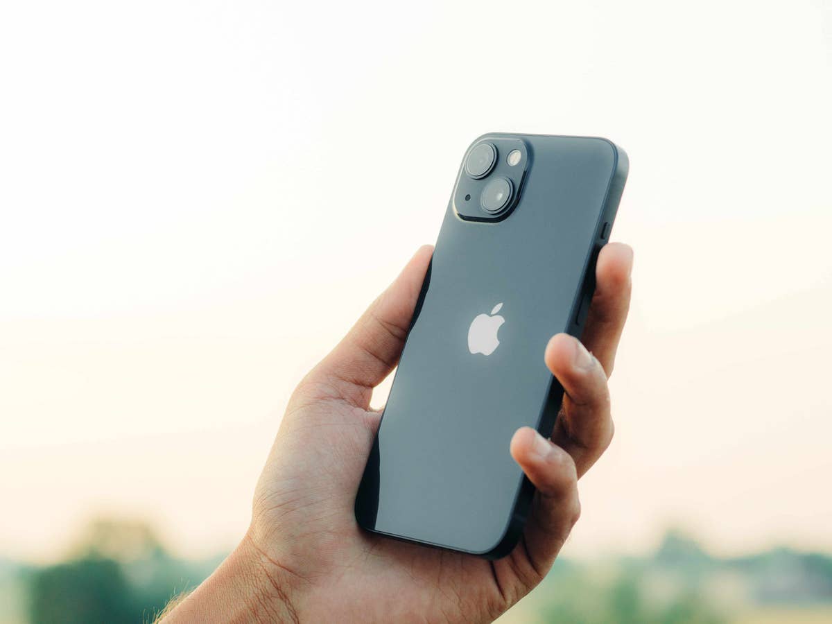iPhone 13 mir AirPods im Angebot bei blau