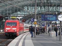 Intercity 1 fährt im Hauptbahnhof Berlin ein IC 1 in Berlin