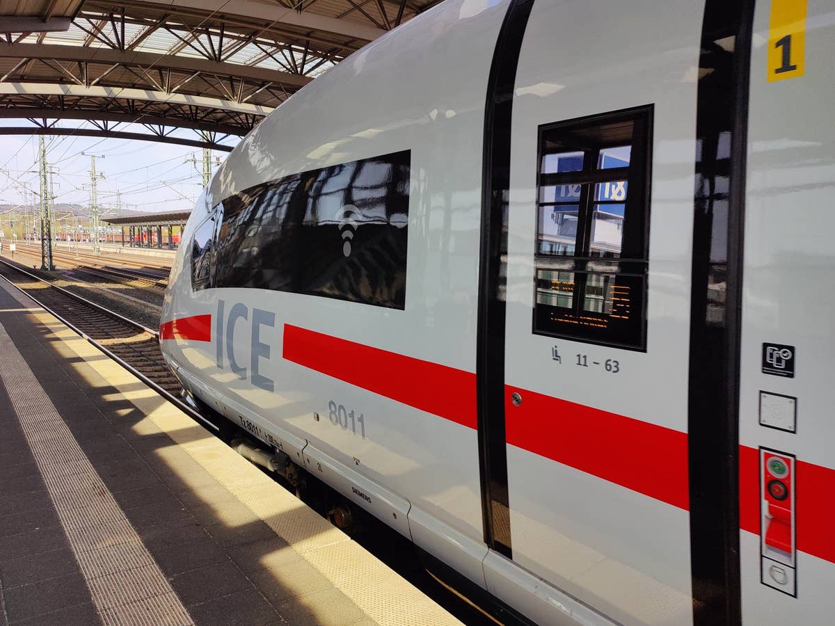 Ein ICE 3 Neo der Deutschen Bahn im Bahnhof Montabaur