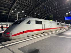 Zug steht Abends am Bahnhof