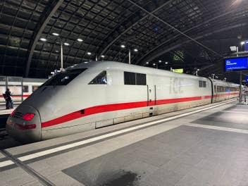 Zug steht Abends am Bahnhof