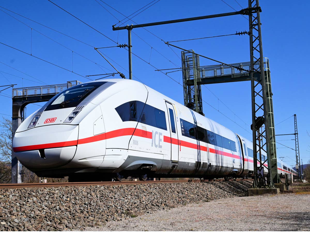 ICE auf freier Strecke auf dem Gleis.