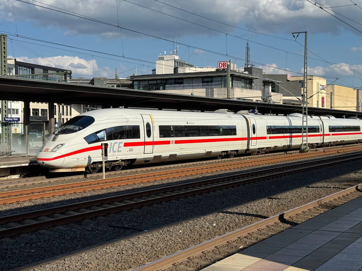 Ein ICE der Deutschen Bahn steht im Bahnhof