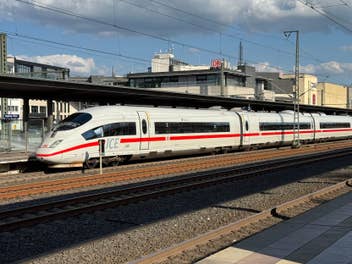 Ein ICE der Deutschen Bahn steht im Bahnhof