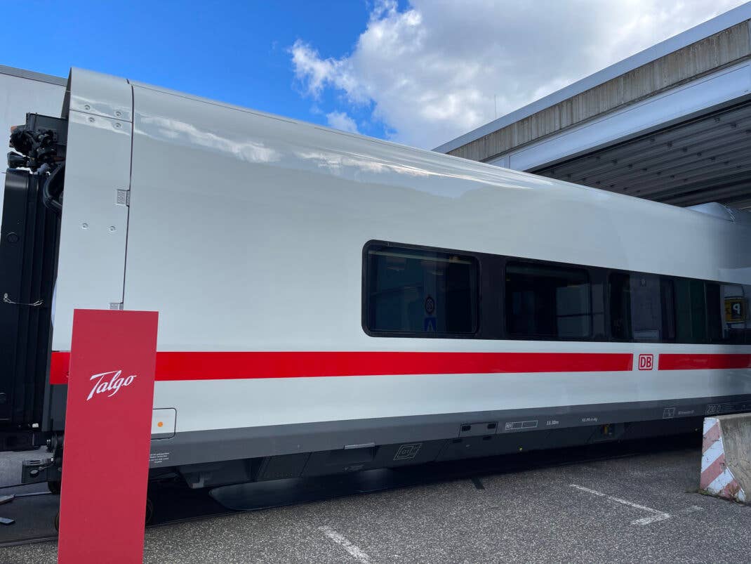 Ein Wagen des neuen ICE L auf der InnoTrans 2022