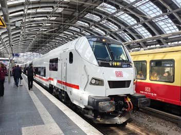 Ein ICE L steht im Bahnhof