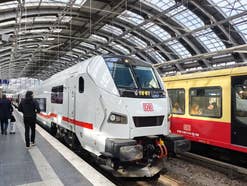 Der ICE L steht am Berliner Ostbahnhof