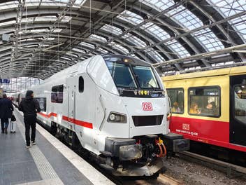 Der ICE L steht am Berliner Ostbahnhof