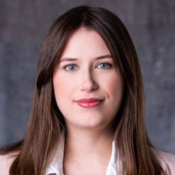 Profilbild von Alina Pawlaschyk, After Sales bei beebuzz media