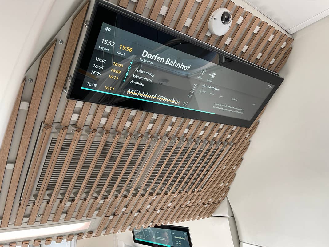 Überall im Zug informieren große Bildschirme die Reisenden