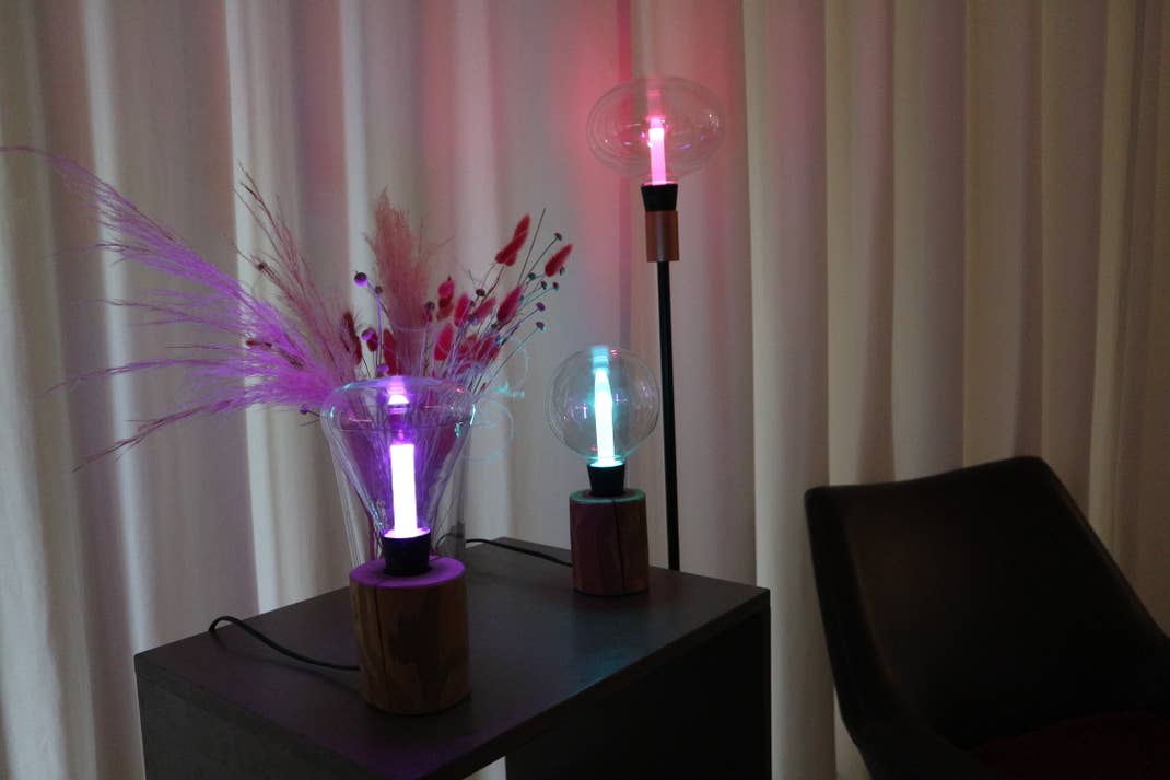 Die neuen smarten Glühbirnen von Philips Hue in verschiedenen Farben.
