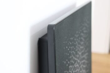 Der Ikea Symfonisk Bilderrahmen lehnt an der Wand